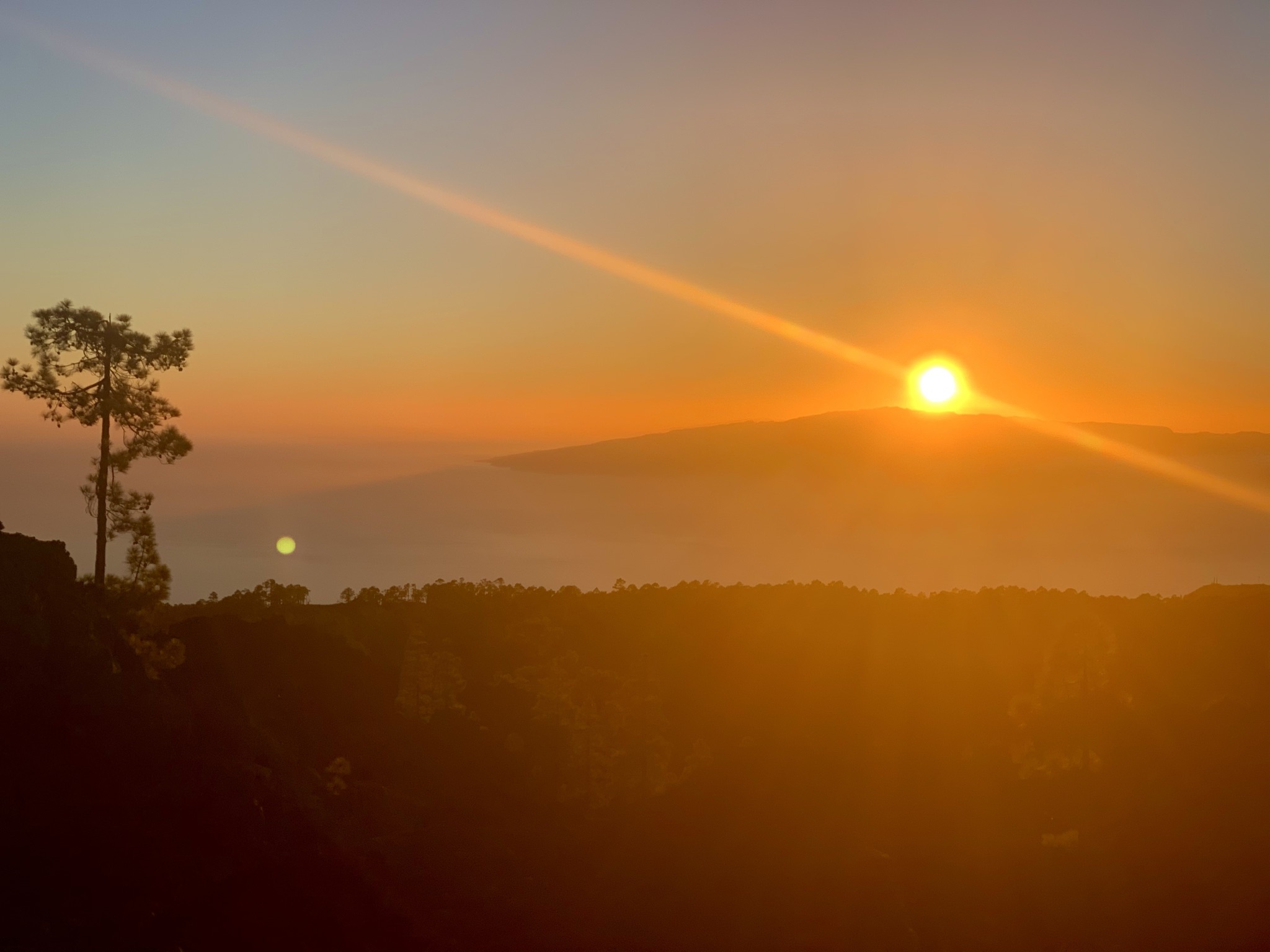 A personal digression on sunsets: an illustrated book with Teneriffa's sunsets